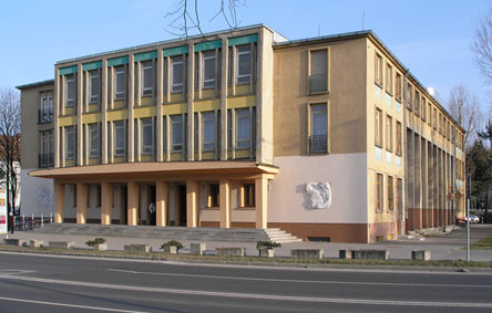 Terajšia budova školy na Štefánikovej ulici